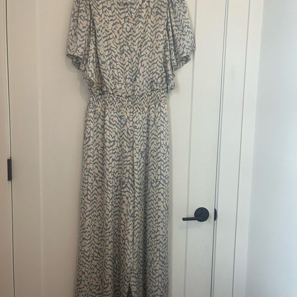 NWT Vince
Women's Printed Smocked-Waist Flutter-Sleeve Jumpsuit - Picture 5 of 7